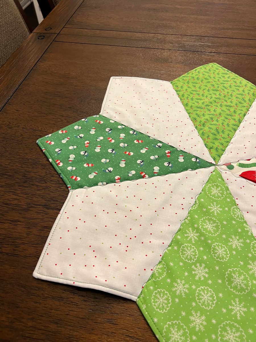 angelhw1956's tweet image. Quilted Christmas Table Topper tuppu.net/50cadfbb #TeaTimeQuiltsnMore #Etsy #Fall