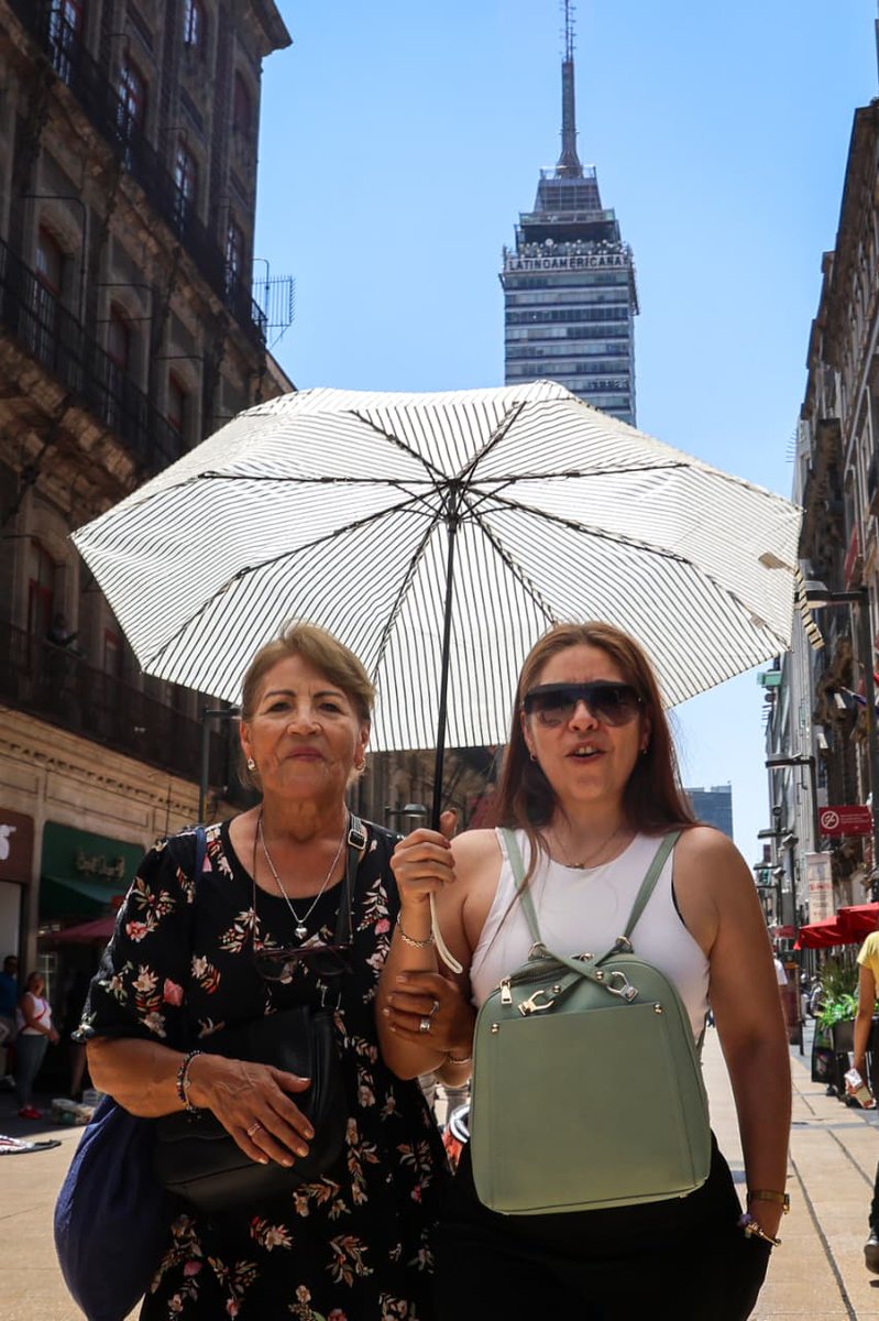elgmx's tweet photo. 🌡️ ¡A sacar el bloqueador y la sombrilla! > Se registra intenso calor en las calles del Centro Histórico de la #CDMX. Las altas temperaturas no dan tregua este 28 de abril. ¡Mantente hidratado! 💧🧴

📸: Luis Camacho | El Gráfico #CalorCDMX #Clima #CentroHistórico https://t.co/6upOsYDW6A