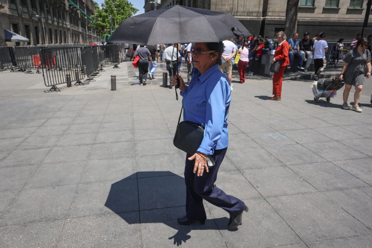 elgmx's tweet photo. 🌡️ ¡A sacar el bloqueador y la sombrilla! > Se registra intenso calor en las calles del Centro Histórico de la #CDMX. Las altas temperaturas no dan tregua este 28 de abril. ¡Mantente hidratado! 💧🧴

📸: Luis Camacho | El Gráfico #CalorCDMX #Clima #CentroHistórico https://t.co/6upOsYDW6A