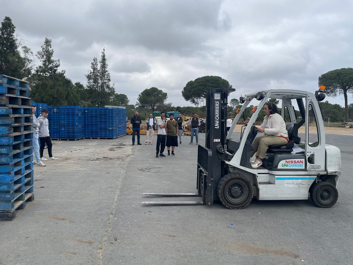 coopinte's tweet photo. 👉🍓👌Esta tarde ha tenido lugar las prácticas del curso de operador de carretilla en las instalaciones de nuestro socio @bonafru , muchas gracias y esperamos hayan quedado muy satisfechos los alumnos!!! #formación  #carretilla  #empleo @jagarciabonares https://t.co/qLcvdAPCdQ
