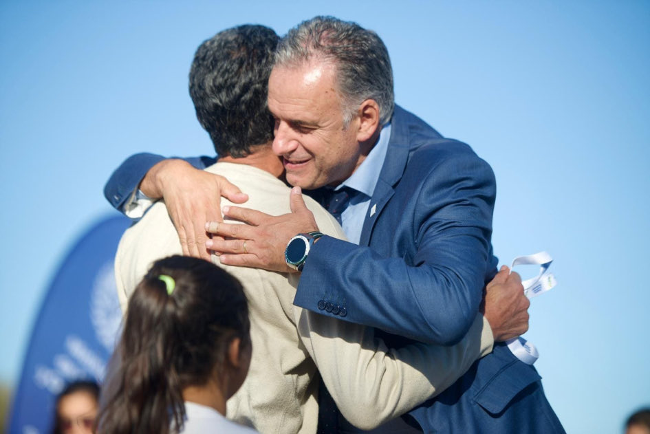 compresidencia's tweet photo. 🏘️ Gobierno entregó 24 viviendas en Campo Galusso 

💬 “Es un empujón a un desafío gigante”, dijo @OrsiYamandu 

El presidente de la República participó de la entrega de llaves de 24 viviendas construidas por el @Mvot_Uruguay en el marco de la intervención del exasentamiento, ubicado en Montevideo.

Es la segunda entrega de un proceso iniciado en 2019 que, al finalizar, sumará 77 unidades. 

🔗 https://t.co/ZL36g0g93Y