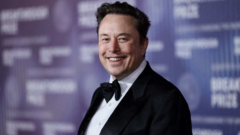 beehaber's tweet photo. Elon Musk, akıllı telefonlarda uygulama döneminin biteceğini söyledi:

🔹 “Gelecekte telefonlarda uygulamalar olmayacak.”

🔹 “Her şeyi yapay zekâ üzerinden alacaksınız.”

🔹 OpenAI’ın da uygulamaları gereksiz hale getirecek bir sistem üzerinde çalıştığı iddia ediliyor.

🔹 Senaryo şu: Telefon sadece ekran ve ses cihazına dönüşüyor.

🔹 Yapay zekâ ajanları ne istediğini önceden tahmin edip sonucu anında getiriyor.

🔹 “Her şeye yapay zekâ üzerinden ulaşacaksınız.”