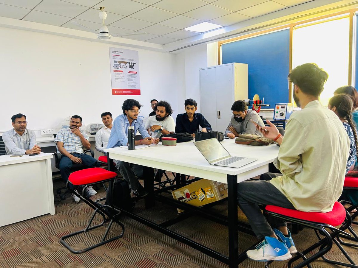 SBSMediaGU2025's tweet image. 🎓 M.Sc. students at Galgotias University showcased their project pre-presentations, highlighting research excellence &amp;amp; future opportunities in science &amp;amp; technology 🔬🚀

#MSc #Research #Innovation #FutureScientists #GalgotiasUniversity