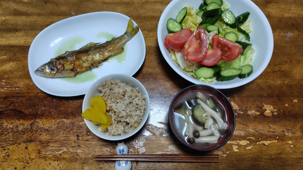 hirofumi220's tweet photo. #今日の夕ごはん 4月28日(火)
・鮎の塩焼き
・トマトときゅうりのサラダ
・茄子としめじのみそ汁
・たくあん
#todaysdinner
#おうちごはん
#焼魚料理 #grilledfish
#鮎 #sweetfish https://t.co/ChaAgR2Hfm
