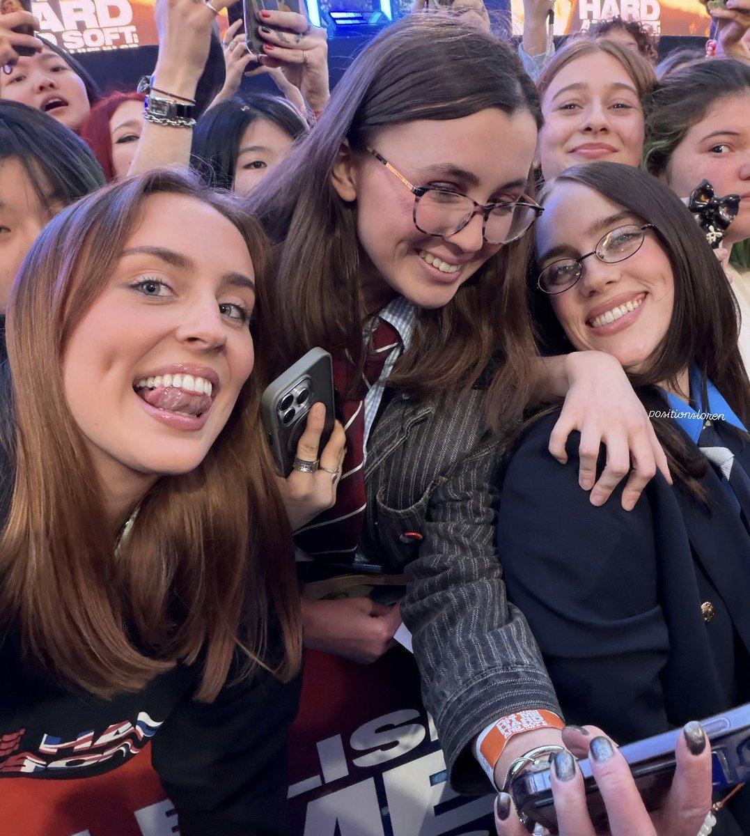 geo hugged billie! ࿐✧˚₊‧ tweet media