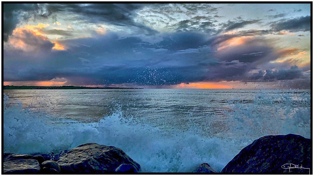 terranovadesign's tweet image. And with dramatic effect .………….. ❤️
#lovelife #mystory #spring #strandhill #sunset #wildatlanticway #sligo #photography #surf #surfing #wildatlantic #surfing #Ireland