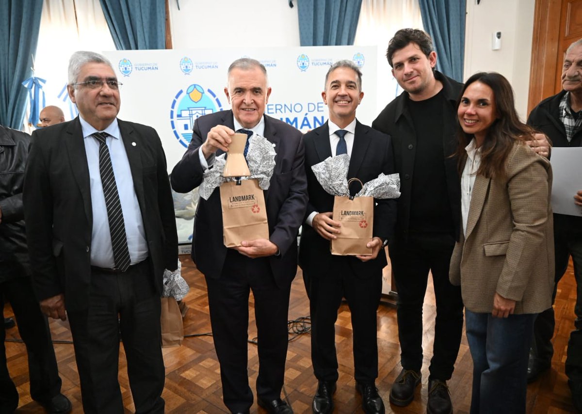 PedroSandilliok's tweet photo. Esta mañana, junto al gobernador @OsvaldoJaldo, acompañamos la entrega de avales para créditos del Consejo Federal de Inversiones, destinados a impulsar la inversión privada y el empleo en la provincia.

https://t.co/IJ5PYg2V1w https://t.co/APgM0dRjeR
