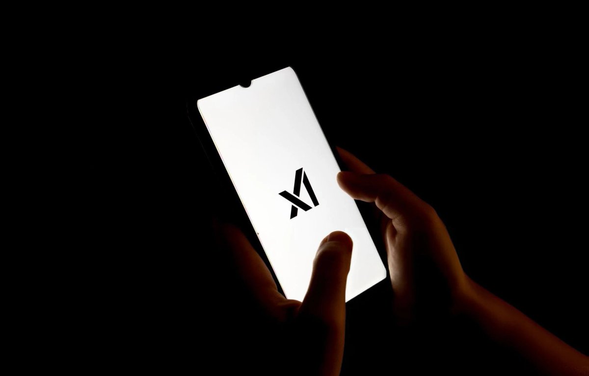 beehaber's tweet photo. Elon Musk, akıllı telefonlarda uygulama döneminin biteceğini söyledi:

🔹 “Gelecekte telefonlarda uygulamalar olmayacak.”

🔹 “Her şeyi yapay zekâ üzerinden alacaksınız.”

🔹 OpenAI’ın da uygulamaları gereksiz hale getirecek bir sistem üzerinde çalıştığı iddia ediliyor.

🔹 Senaryo şu: Telefon sadece ekran ve ses cihazına dönüşüyor.

🔹 Yapay zekâ ajanları ne istediğini önceden tahmin edip sonucu anında getiriyor.

🔹 “Her şeye yapay zekâ üzerinden ulaşacaksınız.”