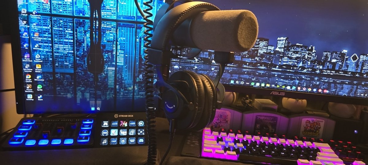 OfficialFluFlu's tweet photo. I love @FIFINEMIC, i have there K688 Mic with there SC3 Audio Mixer with the H8 Stuido Headphones, if i had to recommend stuff it be from FiFine! I find it awesome to stream and game with! https://t.co/tFflqgHHdF