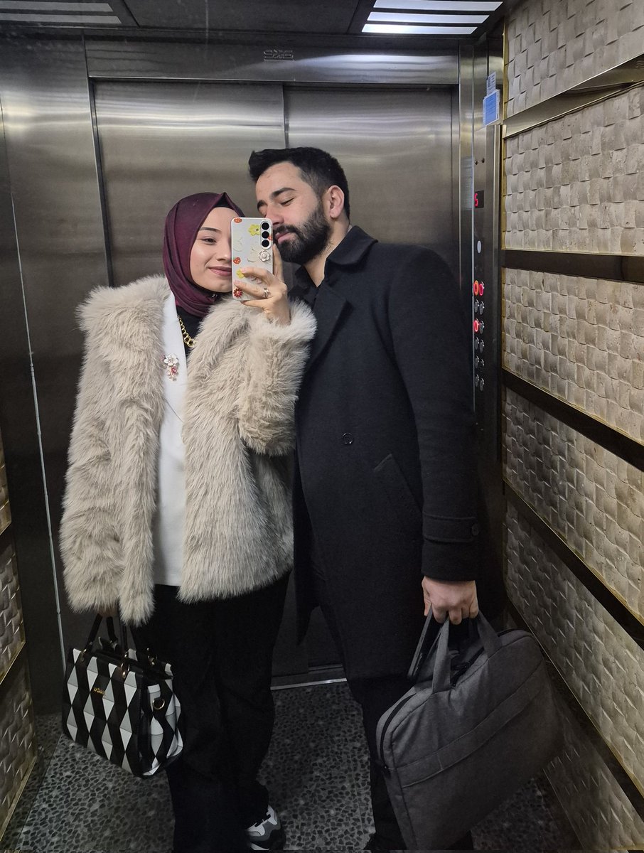 ervanurrs's tweet photo. Açmaz dediğim çiçekler açtı 
Gitmez dediğim dertler gitti
Bitmez dediğim zaman geçti 
Hayat işte hep bir telaşe 

((29.04.2026)) https://t.co/DaZtYDTPQF