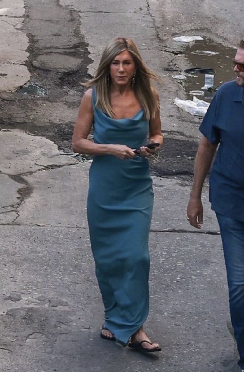 jenanistoworld's tweet photo. New : Jennifer Aniston gets ready, to film more scenes for The Morning Show Season 5 https://t.co/leaHRGH8Vy