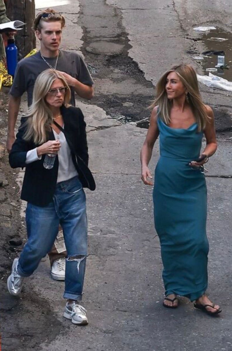 jenanistoworld's tweet photo. New : Jennifer Aniston gets ready, to film more scenes for The Morning Show Season 5 https://t.co/leaHRGH8Vy