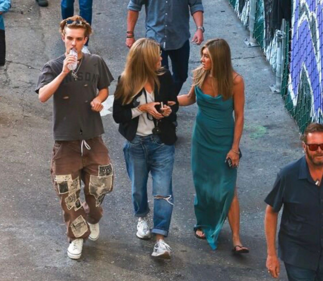 jenanistoworld's tweet photo. New : Jennifer Aniston gets ready, to film more scenes for The Morning Show Season 5 https://t.co/leaHRGH8Vy