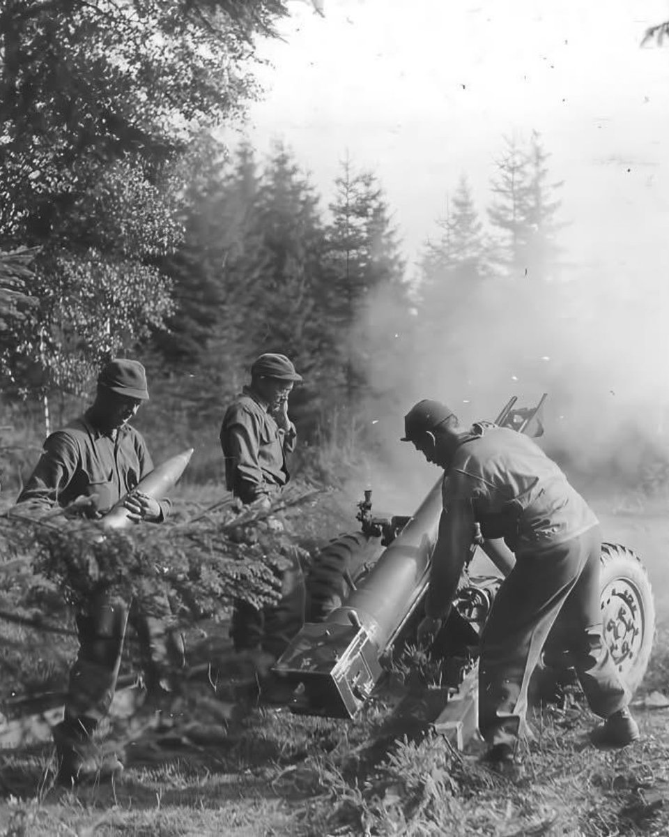 WW2Facts's tweet image. A 1st U.S. Army 105mm Howitzer crew in action in Wenau Forest section during the Battle of Hürtgen Forest, Germany, in 1944.

#History #WWII
