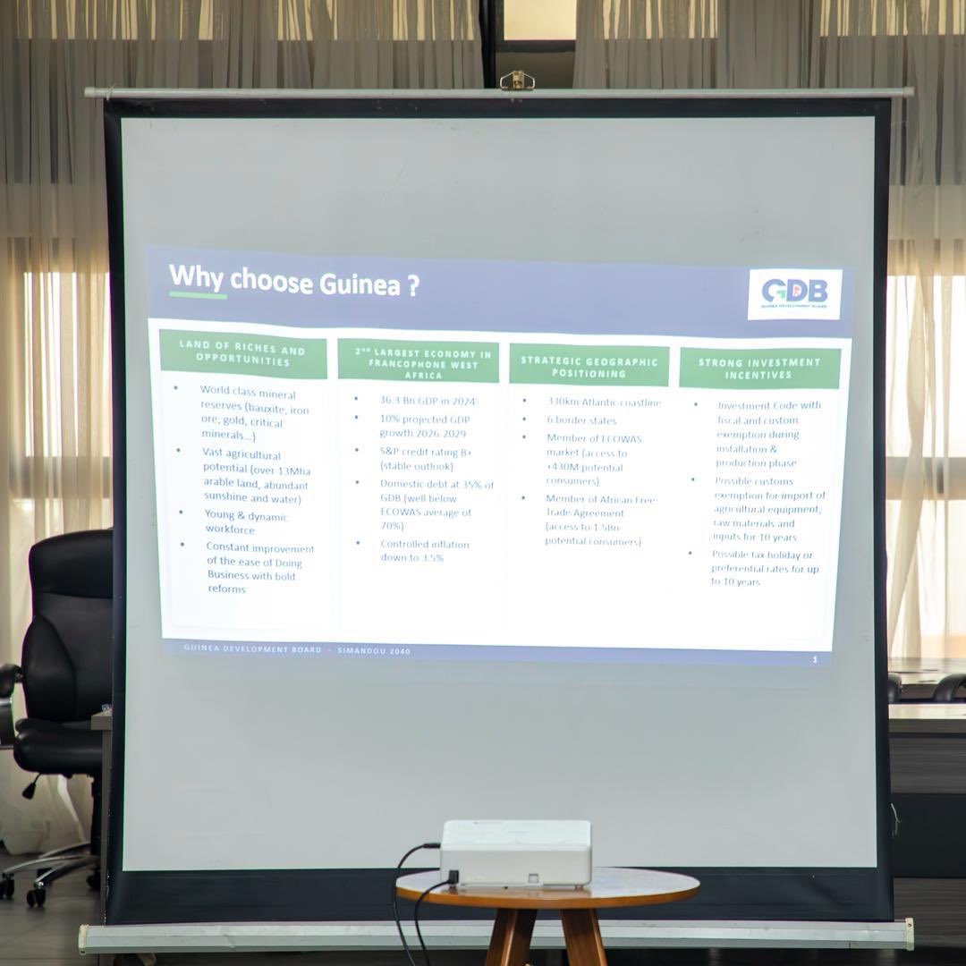 GDB__GN's tweet photo. AUDIENCE 

Le DG du GDB, M.Namory Camara, a reçu M.Eugene Ubalijoro (Bank of Kigali Group) autour d’un projet de nouvelle banque pour soutenir #Simandou2040 et financer les grands projets en Guinée.

https://t.co/yQ7p24Uc0b

#GuineaDevelopmentBoard #GDB #Guinée #Simandou2040 https://t.co/8AWBfNDpmi