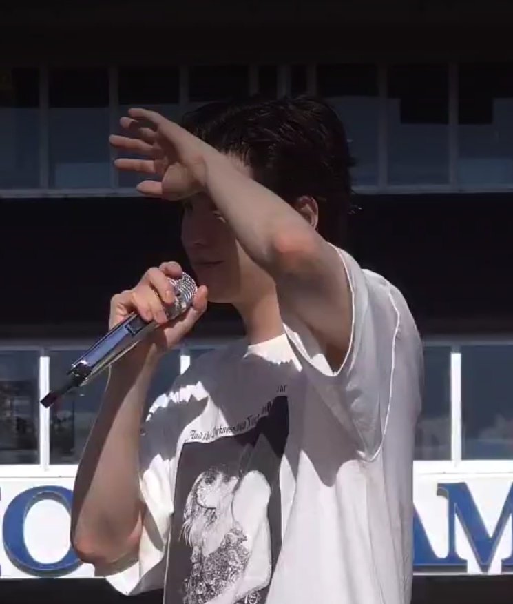 darlingsujim's tweet photo. the sun is bothering you my king? https://t.co/GO8ooc5gQz