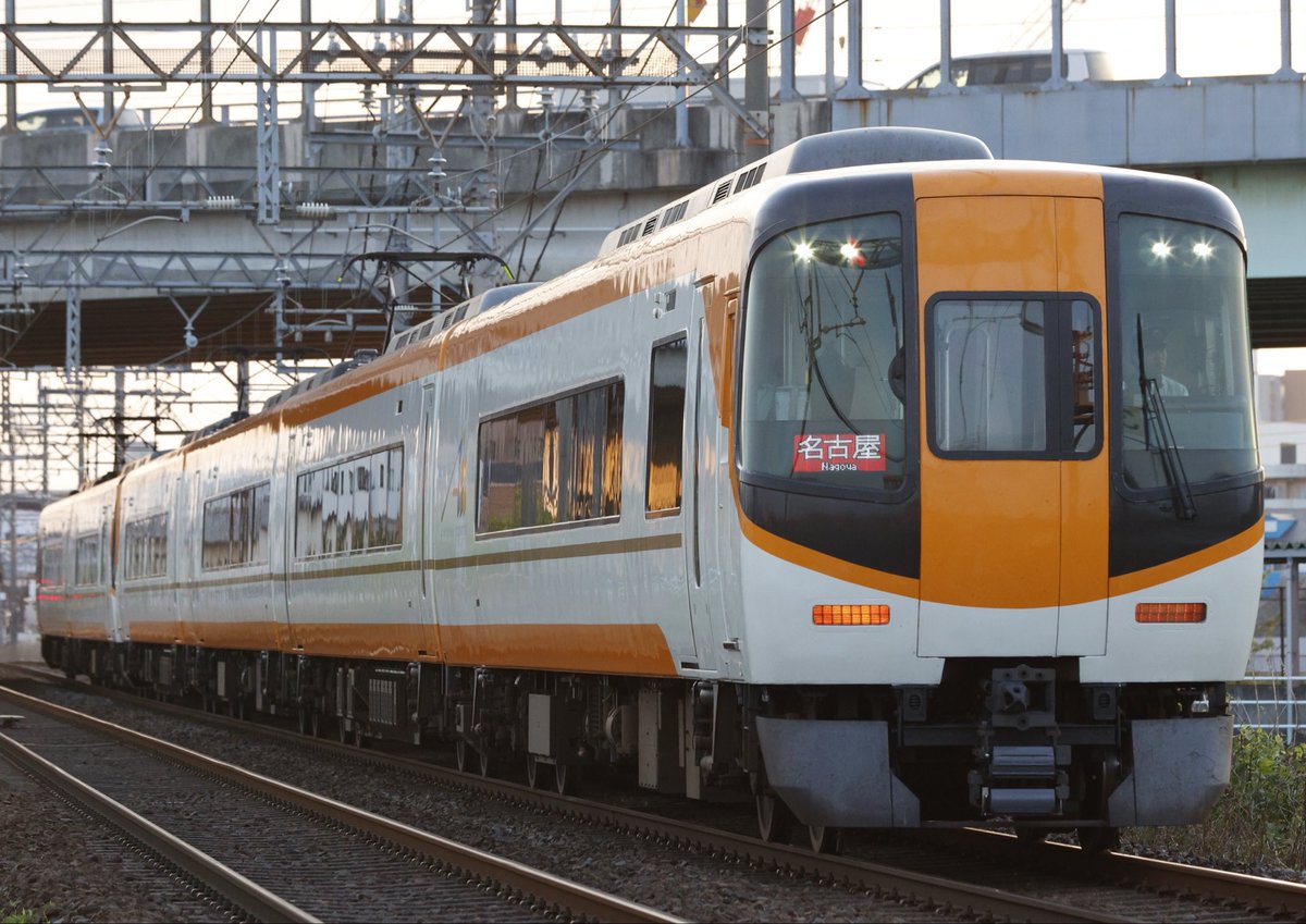 takkin_engine_d's tweet photo. 1612レ
特急 名古屋行き
22000系ACE AL11+AS23
こちらも新しそうですが1992〜1994年製。経年30年以上…
GTOインバータ。1992年グッドデザイン賞受賞。
旧塗装復活しないかな…
ACEは「エー、シー、イー」と読みます。(エースは22600系)
#1612レ
#22000系
#AL11
#AS23
#ACE
#近鉄運用 https://t.co/muH2aIMR6R