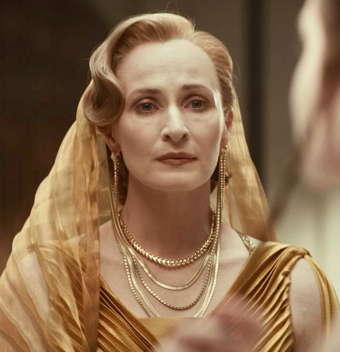 hashyboyz's tweet photo. you forgot the one where she has an unopened message from rival senator cersei lannister “i thought we had something” mon just stares at the notification and cries #cermon #asongofstarsandsabers https://t.co/tzBHFNHGEe