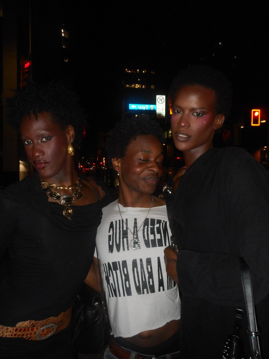 ms_nyana's tweet photo. 2 lesbians w their nb daughter https://t.co/qEipplWcy4
