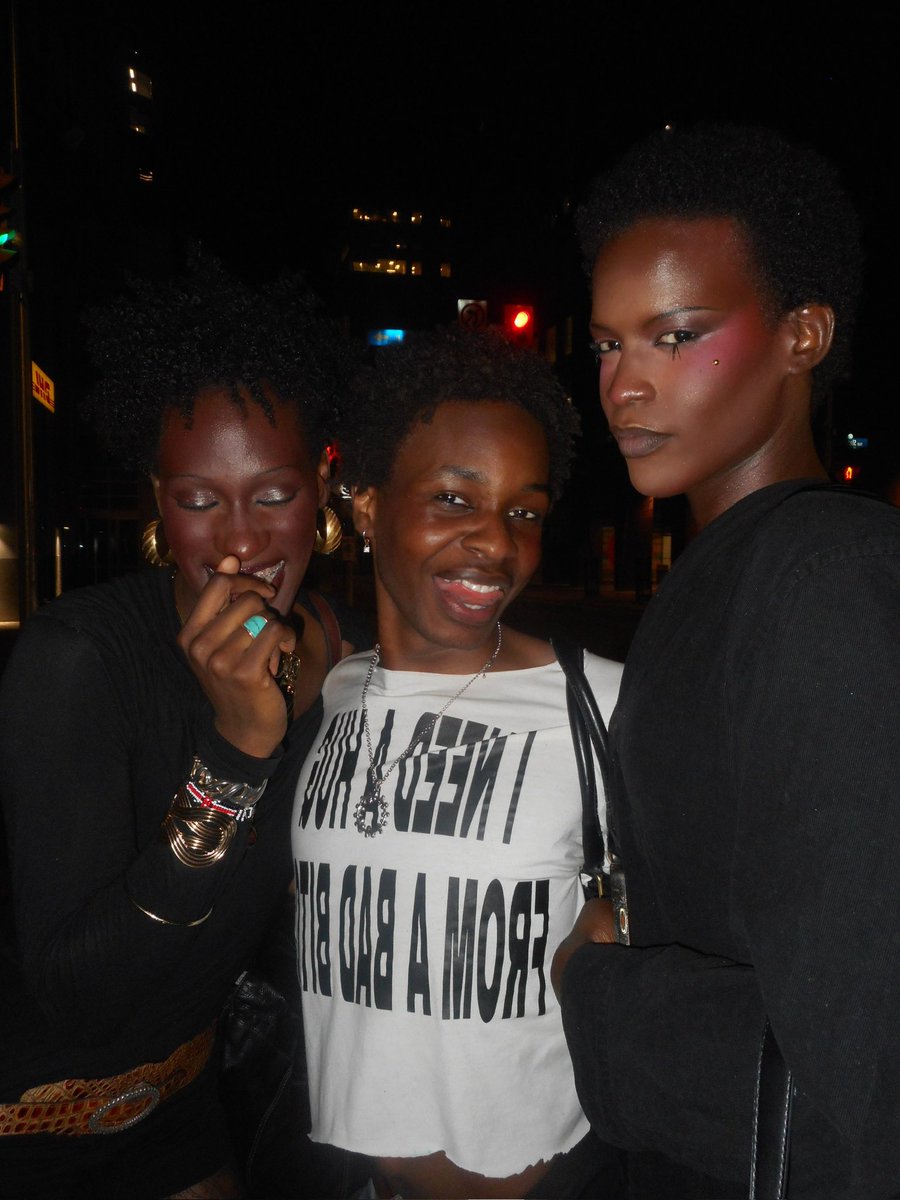 ms_nyana's tweet photo. 2 lesbians w their nb daughter https://t.co/qEipplWcy4