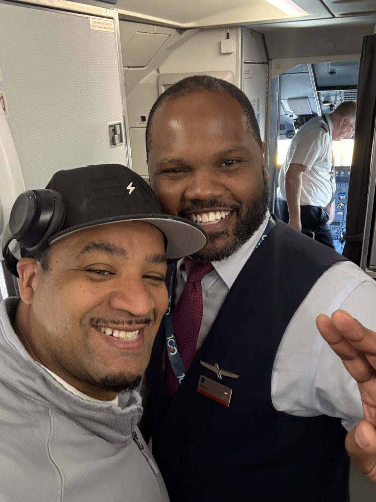 LyftGyft's tweet photo. What an absolute blast on AA1979 with Khaliyf! This man went over and beyond to ensure I was comfortable. He assisted with my crutches, moved some stuff around for me and even offered an arm for me to get up.  This is 100% quality customer service. @AmericanAir please give this man some recognition for being AAmazing!