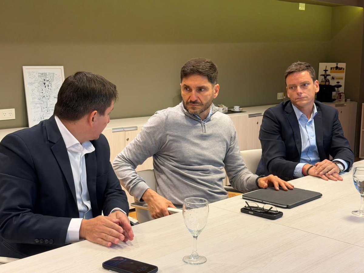 Hoy nos reunimos a charlar con el mejor gobernador que tiene nuestro país <a href="/maxipullaro/">Maximiliano Pullaro</a> 
 Hay valores que no pasan de moda: educación, trabajo, producción y honestidad.
Sobre esa base se construye una alternativa moderna, sin extremos y con futuro. 
Gracias <a href="/hernanrossi_ok/">Hernán Rossi</a> por