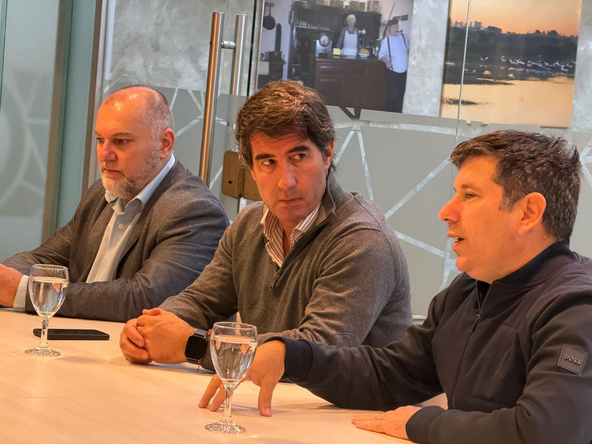 FerPerezQuilmes's tweet photo. Hoy nos reunimos a charlar con el mejor gobernador que tiene nuestro país @maxipullaro 
 Hay valores que no pasan de moda: educación, trabajo, producción y honestidad.
Sobre esa base se construye una alternativa moderna, sin extremos y con futuro. 
Gracias @hernanrossi_ok por acompañarnos.