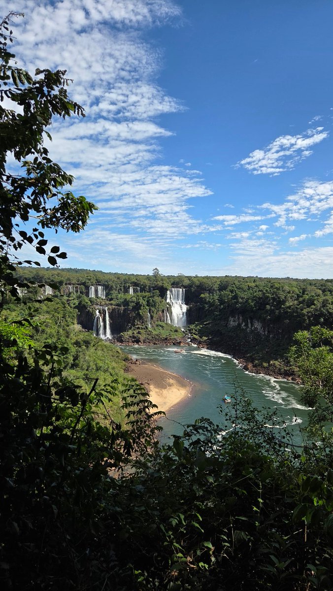 Estuve en Iguazu durante la presidencia de Alberto y Cristina y la cantidad de agua de las cataratas era impresionante. Estoy ahora y con Milei se nota como bajo la cantidad de agua gracias a la motosierra. #mileicorruptoestafador