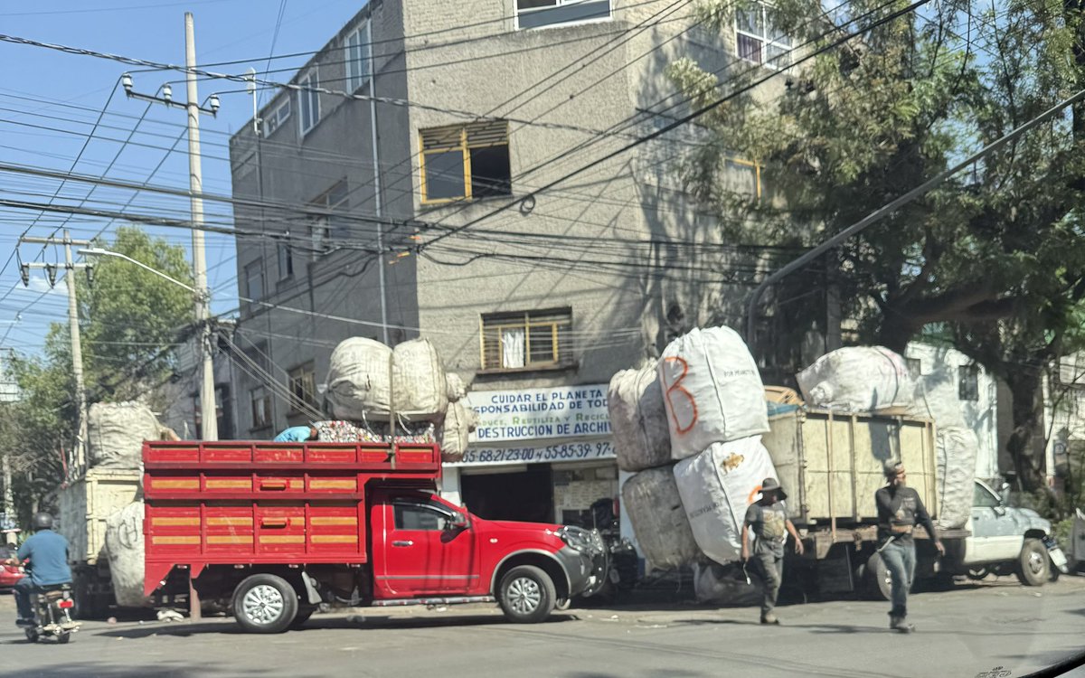 Cris137Cris's tweet photo. Xq el reciclaje n la cd siempre se hace así? @BJAlcaldia :sucio, n espacios inadecuados, bloqueando banquetas y calles. Pésima imagen. @AccionesBJ @locatel_mx @UCS_GCDMX algún tránsito q se interese n hacer vale la ley y multar a estos vehículos en Segovia esq con Simón Bolívar https://t.co/YyWIBvjABT