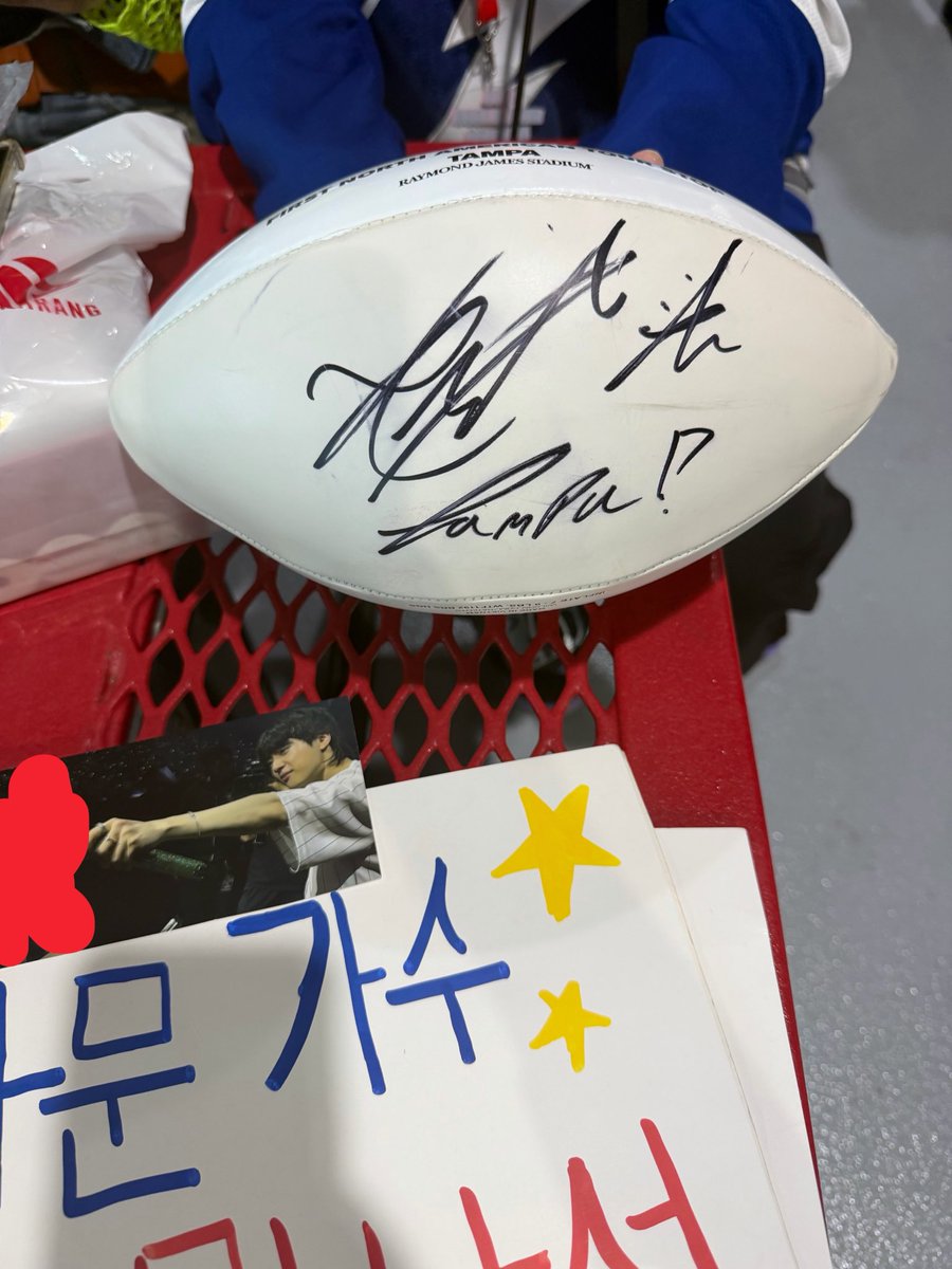 eva⁷ is seeing bts! 🪭 tweet media