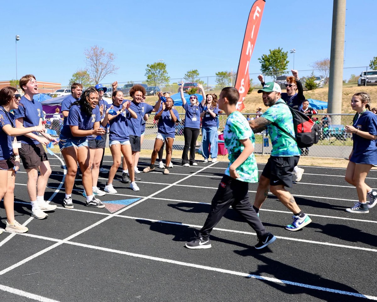 XavierCollins52's tweet image. Spent time helping at Special Games a few weeks ago. Grateful for the opportunity to give back to my community and be part of something bigger than football. #Blessed #Community #Football