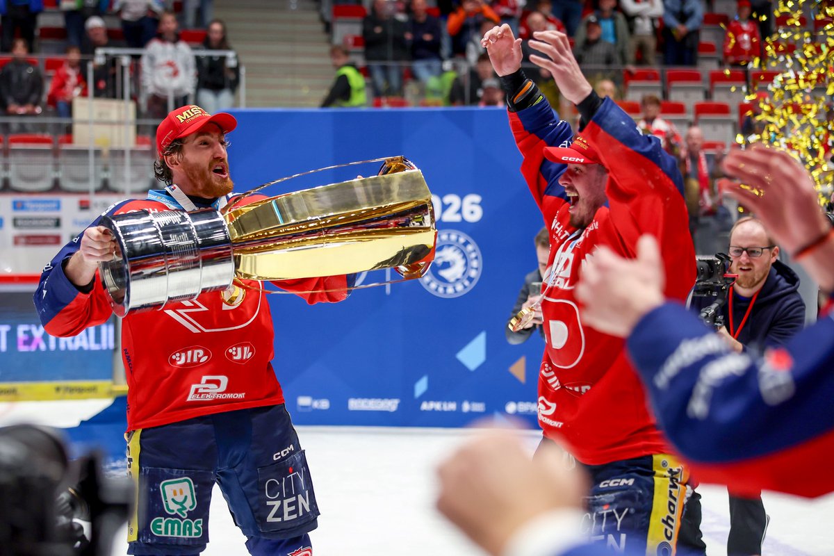 telhcz's tweet photo. Svatý Grál náleží @HCPCE 🏆🔥

📸 Petr Frýba
#zatitulem | #mistrdynamo | #TELH https://t.co/op74XmE04R