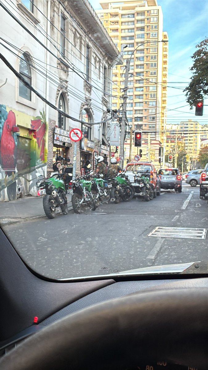MDanimunoz's tweet photo. Holaaa, alguien sabe que pasó acá??? Esta lleno de carabineros y municipales y otros que nunca había visto de color café #Viñadelmar https://t.co/Y5Pln77j6m