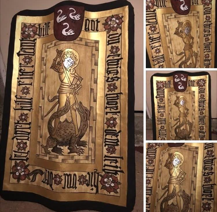 Baskerville Shields did it yet again, this time with a new hand pavise depicting St. George!

Imagine bringing a shield like this into battle knowing it'll likely get damaged. That's love for the game right there. #baskervilleshields