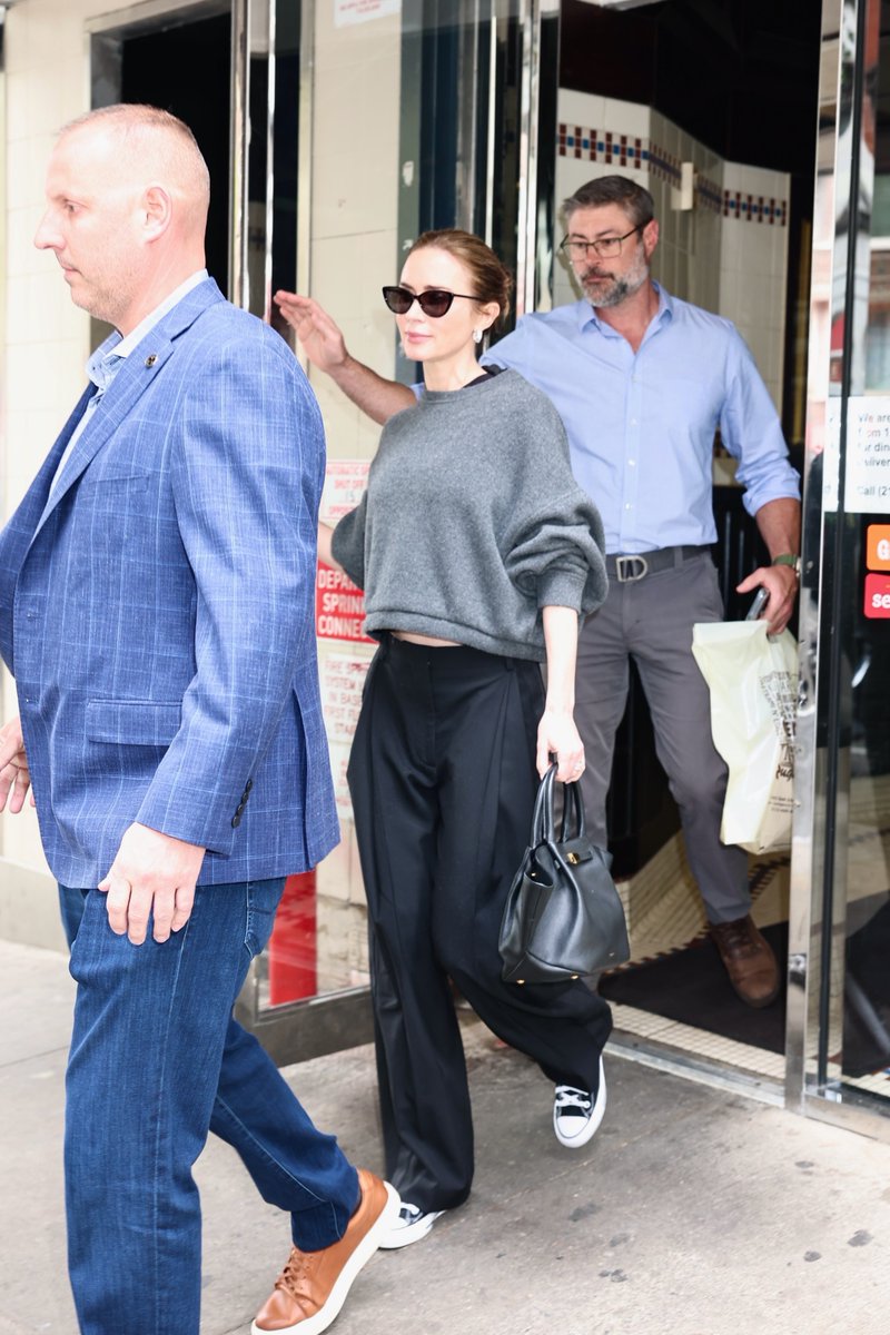 Emily Blunt Files 👠 tweet media