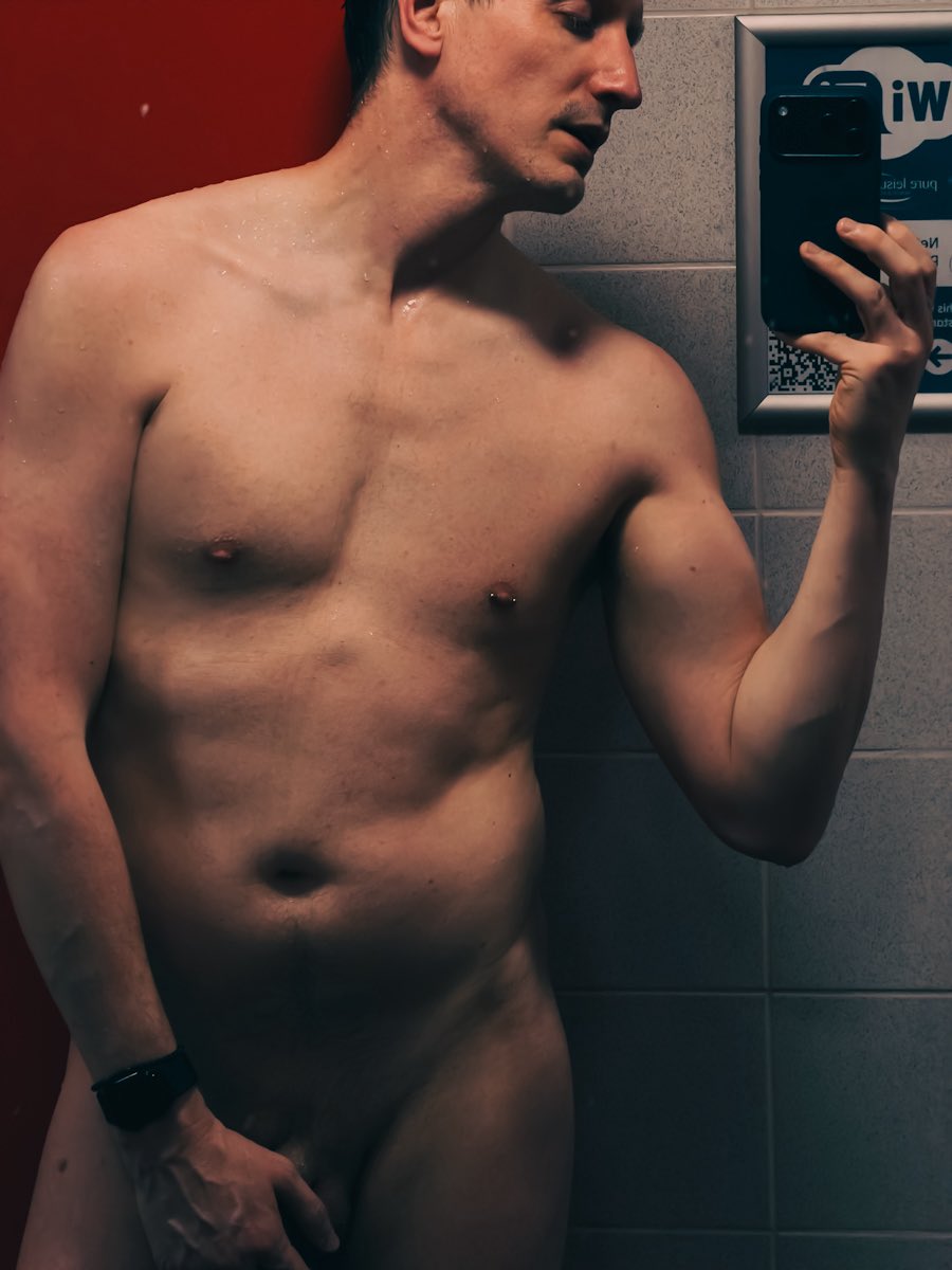 Naked in the gym again 🙊