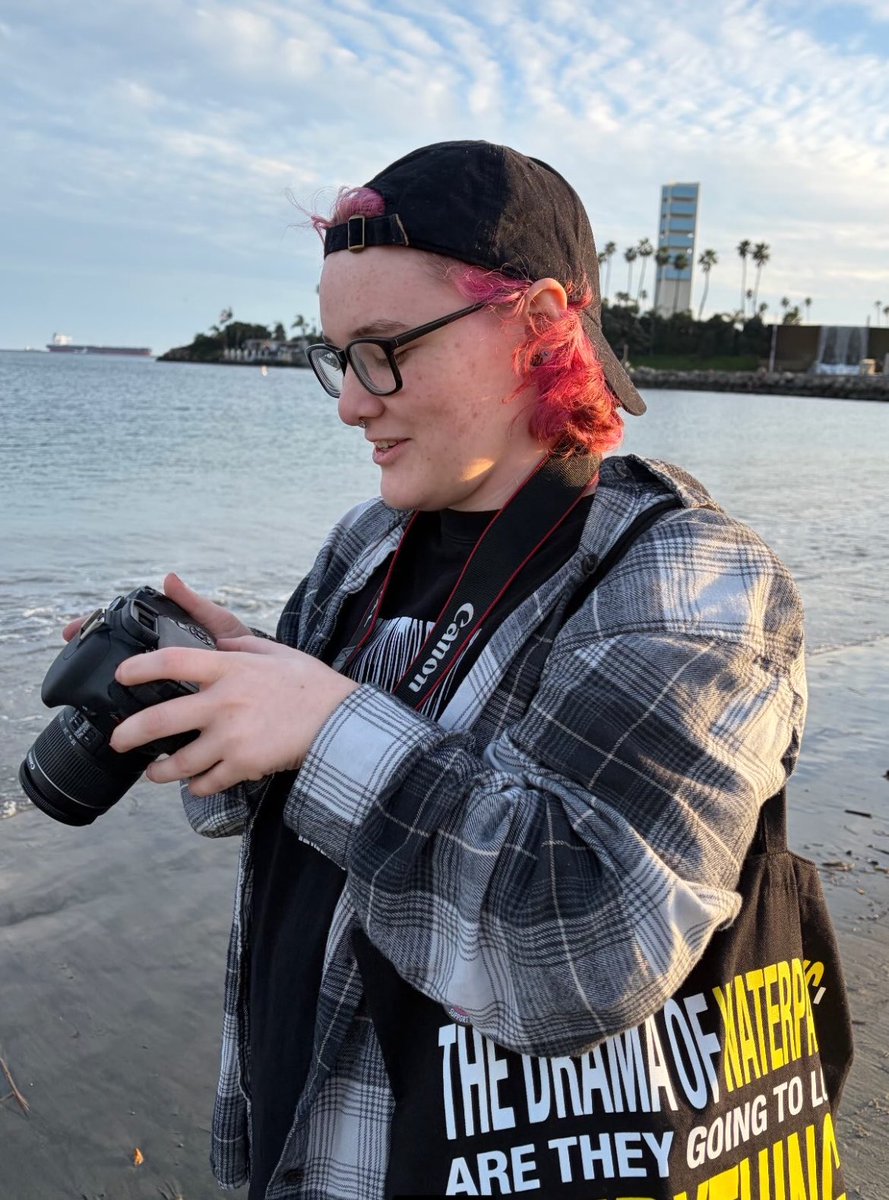 MAVALLTHETIME's tweet photo. hey new oomfs
i’m maverick 
i talk about a lot of random stuff but mostly the music i listen to and art i do
rn im mostly talking about kpop, my art, my shop, and random life stuff https://t.co/YA460uuDp1
