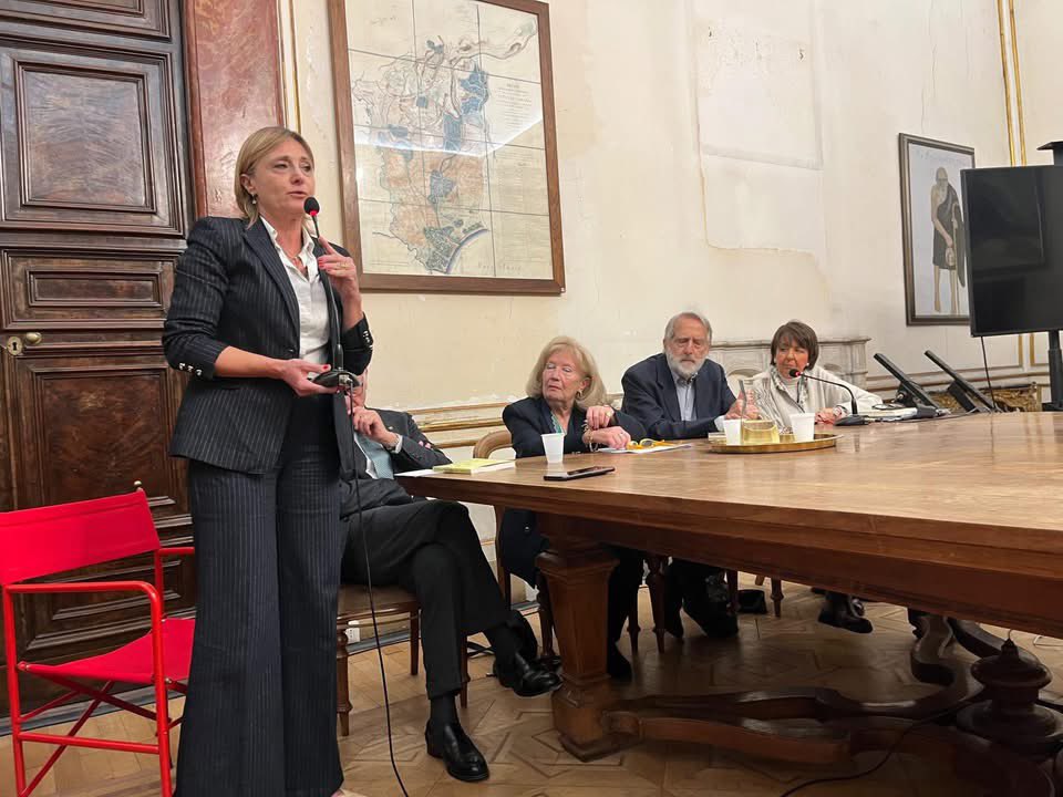 Momenti della presentazione del romanzo di Yvonne Carbonaro “Flor de Canela” Kairós Edizioni tenutasi all’Istituto Italiano Studi Filosofici di Napoli, affiancata dai relatori Arturo Martorelli e Ciro Raia e con Assessora alle Pari Opportunità Comune di Napoli Emanuela Ferrante
