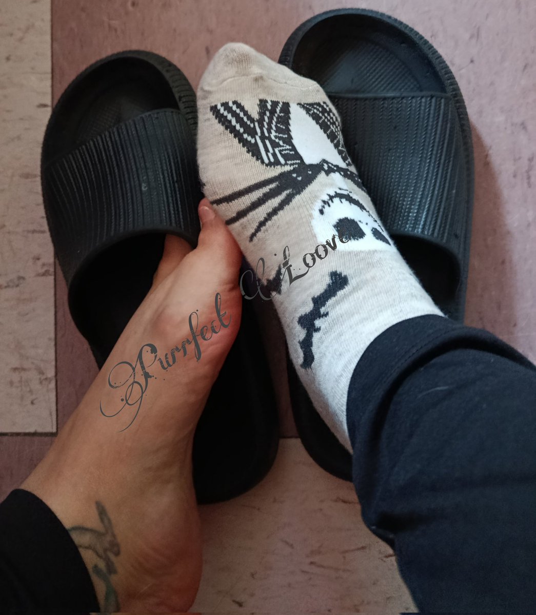 PerfectSkin19's tweet photo. Cuando haces buenas compras 🤭🤘😎🖤
Los mejores aretes (dice mi amorts 🤭)

Aqui somos darks jeje Saludos mis amores! Yo siempre los extraño mucho 🫶

#pieslindos #jack #feetfetısh #footfetısh #lindospies #descalza #llevelellevele #areteslindos https://t.co/QxizinCNgS