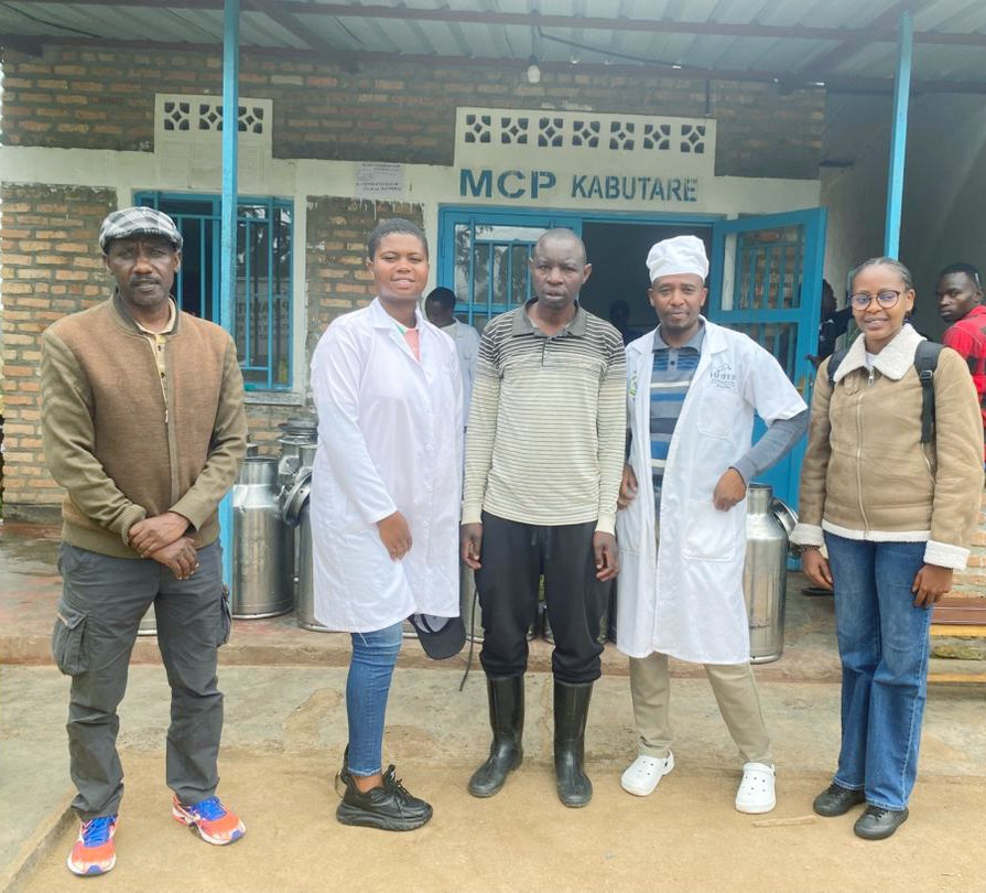 UGAMA_CSC's tweet photo. UGAMA enumerators and Experts  in partnership with #RAB, through the activity of quantitative and qualitative data collection under the Rwanda Dairy Development Project (RDDP-2) in Kamonyi and Ruhango disrict MCCs https://t.co/AYWbP9EYJz https://t.co/1GE5RnA9Bx
