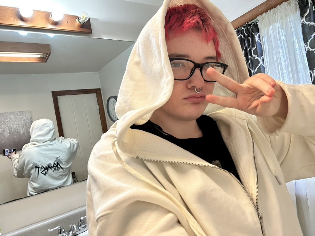 MAVALLTHETIME's tweet photo. hey new oomfs
i’m maverick 
i talk about a lot of random stuff but mostly the music i listen to and art i do
rn im mostly talking about kpop, my art, my shop, and random life stuff https://t.co/YA460uuDp1
