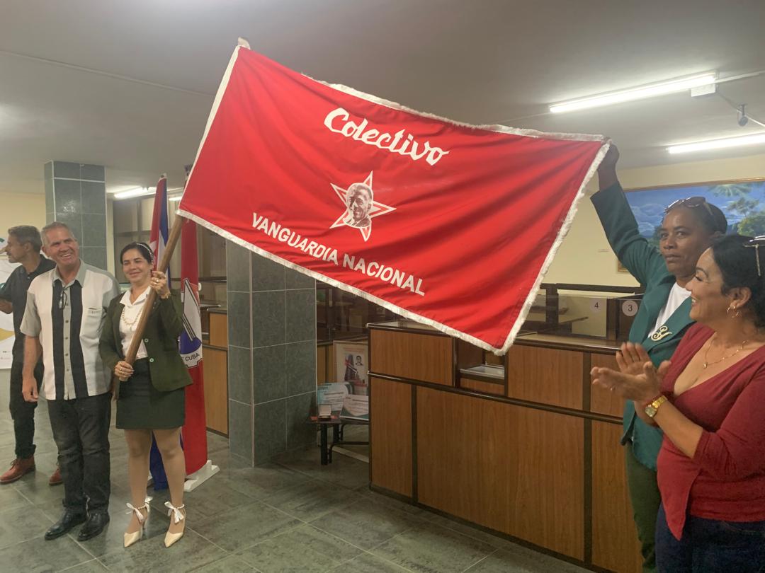 Entrega de Colectivo Vanguardia Nacional a la  Sucursal 1532 Banco Popular de Ahorro #PinardelRío Muchas felicidades!!! #1Mayo #LaPatriaSeDefiende