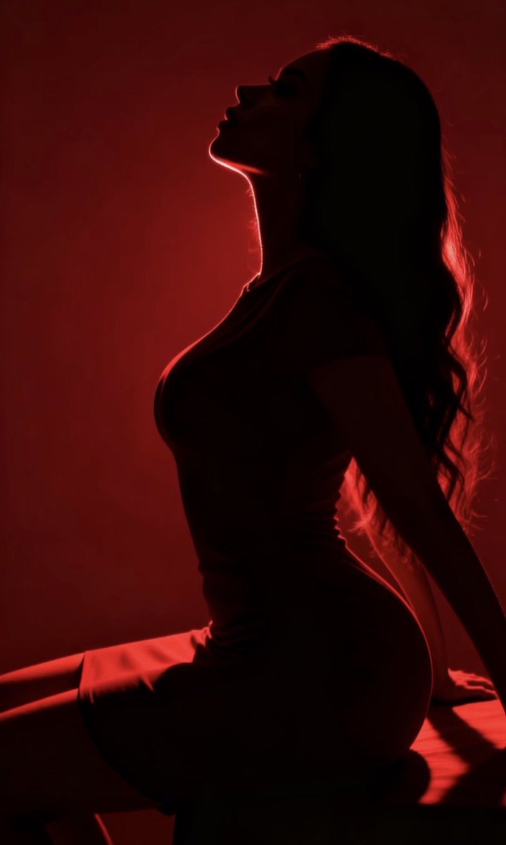 AlanaMariix's tweet image. Hi ❤️ 

fansly.com/alanamariix

#red #boudoir #model  #silhouette #fansly