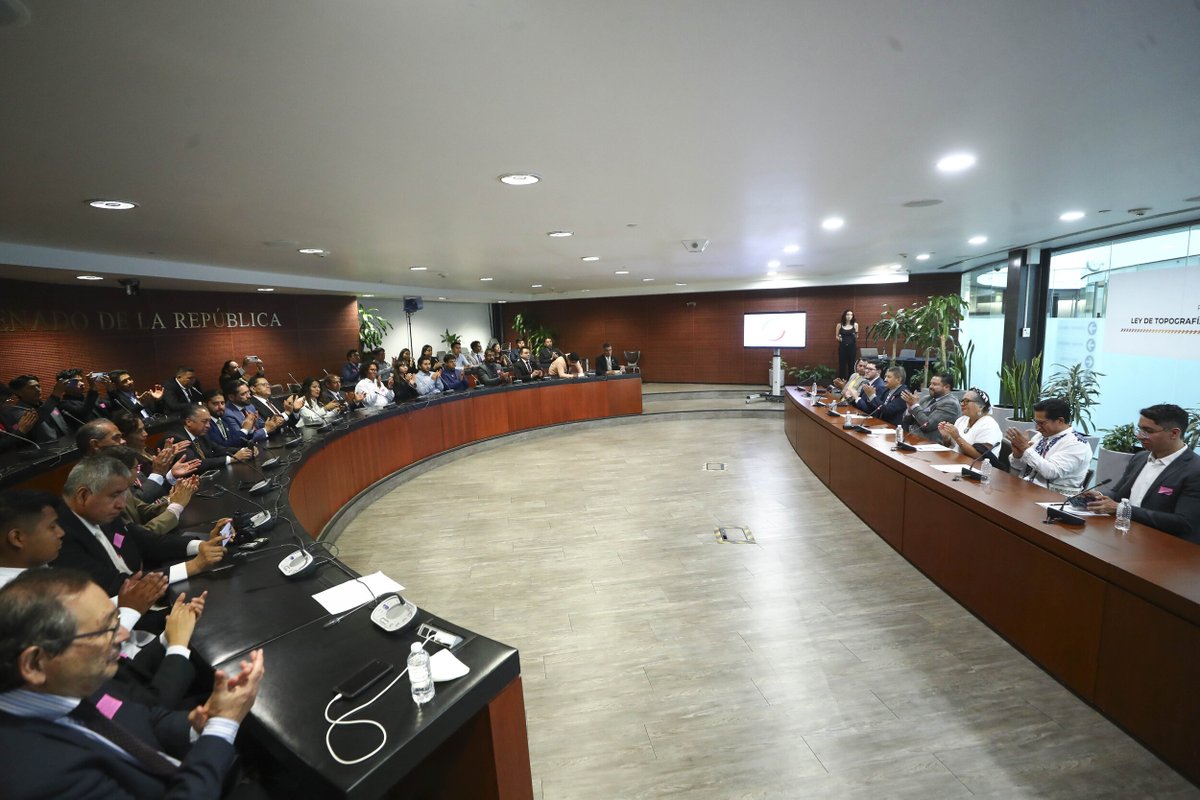 senadomexicano's tweet photo. 📷 En el Senado se realizó un evento en el que se propuso la presentación de la iniciativa "La Ley de Topografía y Geodesia de los Estados Unidos Mexicanos" que busca brindar una mayor certeza jurídica a dueños y poseedores de la tierra. https://t.co/3OX7m5DPmp https://t.co/wY7M8uDDbE