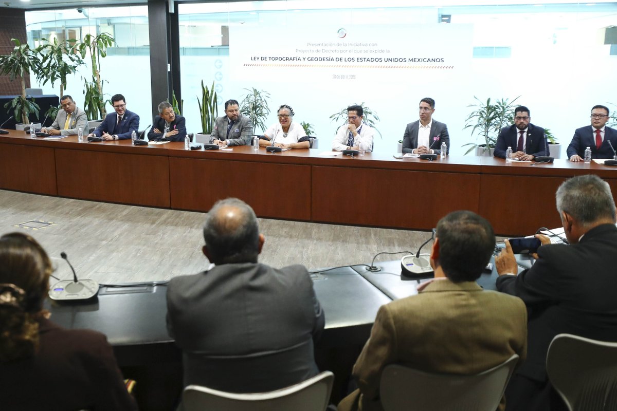 senadomexicano's tweet photo. 📷 En el Senado se realizó un evento en el que se propuso la presentación de la iniciativa "La Ley de Topografía y Geodesia de los Estados Unidos Mexicanos" que busca brindar una mayor certeza jurídica a dueños y poseedores de la tierra. https://t.co/3OX7m5DPmp https://t.co/wY7M8uDDbE