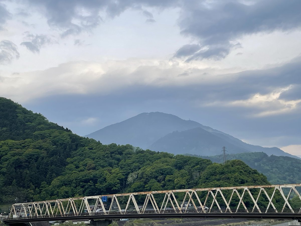 nagataniya0904's tweet image. おはようございます😄いつもの朝散歩🐾🐾あまり寒くない 身延の朝です。鳥さんの囀りしか聞こえない🤣
大好きなおじちゃん見つけて 小夏はダッシュ💨💨 ﾜｼｬﾜｼｬもらって(*ˊ˘ˋ*)｡♪:*°るんるん💕 身延の予報は︎︎☁ 今日も元気に頑張りましょうね♪ #身延町 #身延山 #犬のいる暮らし #永谷屋