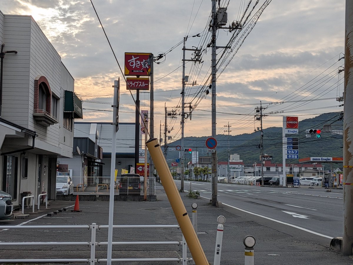 おはようございます。外はすっかり明るくなっていました。
きょうの夜勤はまだまだ帰れそうにありません。なんとか午前中には帰れるかな？早い会社では今日から連休が始まるようだけど、物流会社は中々休めません。