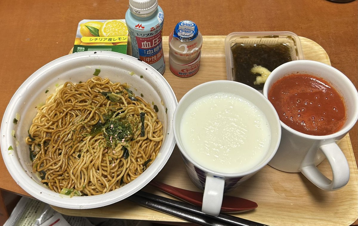 kisaragishow's tweet image. 今朝の腸活breakfast😋✨

今朝はいつもの乳酸菌類や温かいタンパク質牛乳&amp;amp;野菜ジュースに加え、わかめを入れた日清ソース焼きそばUFO❣️😋

#breakfast #Yoghurt #yogurt #ヨーグルト #腸活 #乳酸菌 #おうちごはん #ダイエット