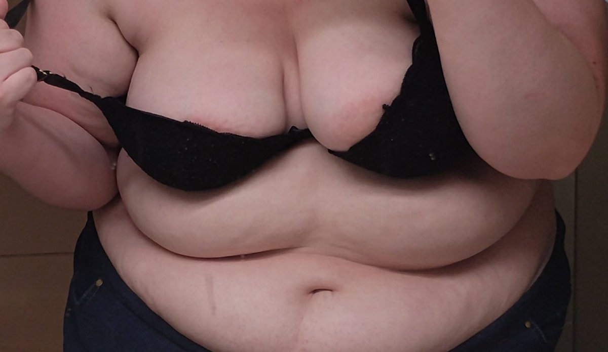 fatfreakthing's tweet photo. Intro!! 
Looking for moots with unhinged kinks ✌️
- Faceless freak, just call me Doll ig lol
- 20, Fem-presenting, ♍ 
- Bi with a soft spot for nerdy weirdos 
- soft &amp; hard kinks
- bbw, yes I have a fat rack AND a fat stomach 
- switch, dom-leaning 

#nsfwtwt #nsfw https://t.co/lT5G5hkig5