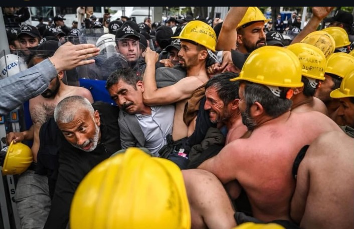 KalandarDergisi's tweet photo. 70'li yılların devrimcileri diye bir tabir vardır, bize hep anlatılan. Halkın çıkarları için uğraşan, gece gündüz demeden koşturan. daima üretenlerin yanında olanlara güven veren. Herkesin saygı duyduğu. şimdilerde unutulan şeyler ama Türkiye bir dönem böyle insanları gördü. Karadenizli, Artvin Hopa',ki 
Başaran Aksu da onlardan biri. Örgütlenme nasıl yapılır, mücadele nasıl yapılır bugün bize bunu gösterdi.